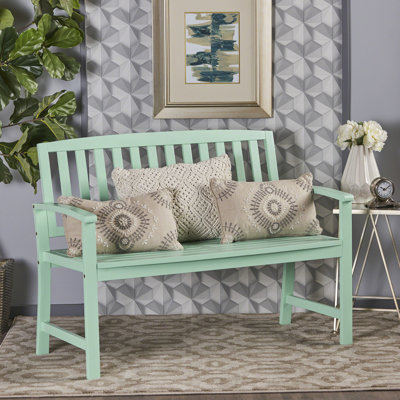 Banc en bois de couleur menthe pour une ambiance chaleureuse et accueillante intérieure et extérieure