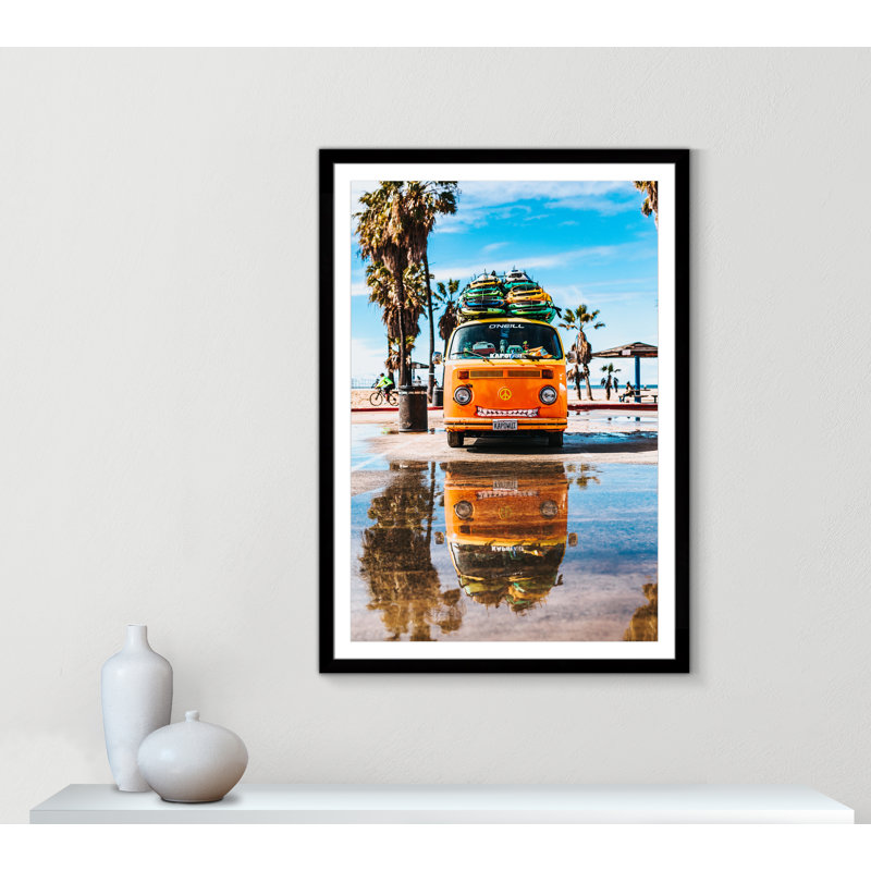 «Coastal Cruiser» par Tyler Nix, H 55 po x l 39 po x P 1,25 po, Cadre cubique noir, Blanc mat