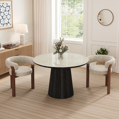 Ensemble de table et de chaises Adwin pour 2 personnes, comprenant une table ronde de 120 cm et 2 fauteuils rembourrés Teddy.