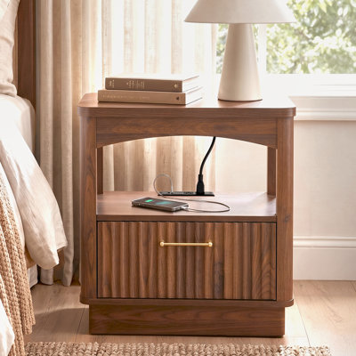 Table de chevet de 23,6 po avec 1 tiroir et station de charge intégrée, table de chevet moderne de style Mid-Century pour lit, canapé, finition en bois de noyer