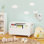 Coffre à jouets en bois avec 4 roues universelles, organisateur de rangement pour jouets pour enfants avec bibliothèque avant, couvercle rabattable, charnière de sécurité, banc de coffre à jouets pour garçons et filles