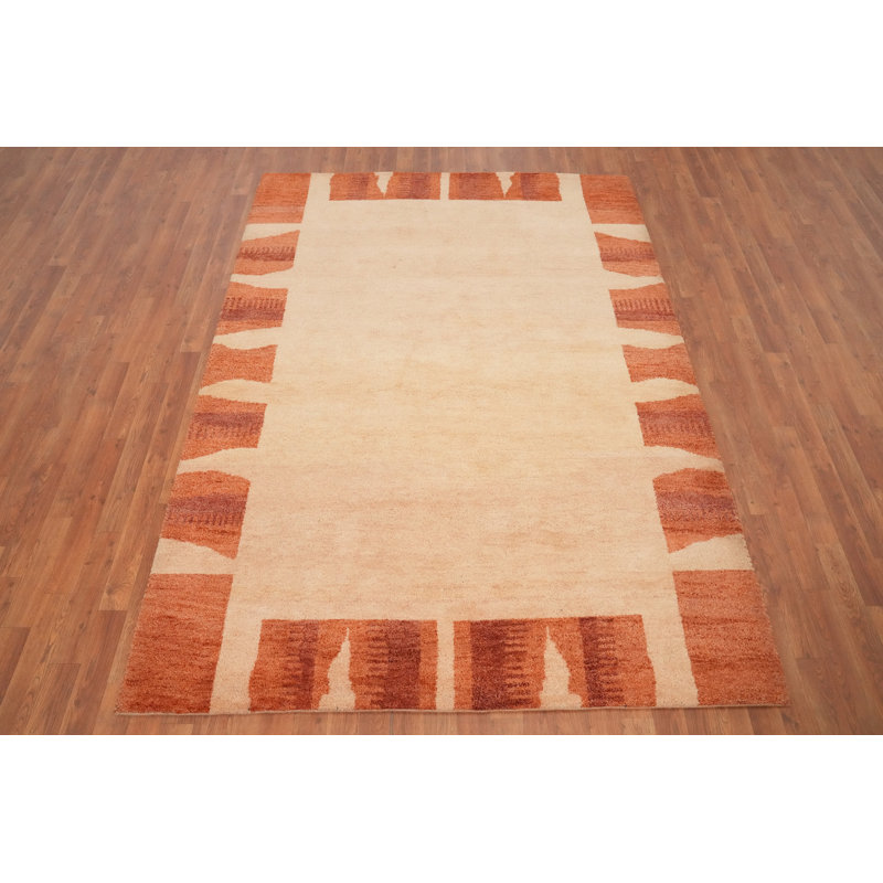 Tapis beige minimaliste de style Gabbeh 6 x 8 avec des accents de rouille audacieux