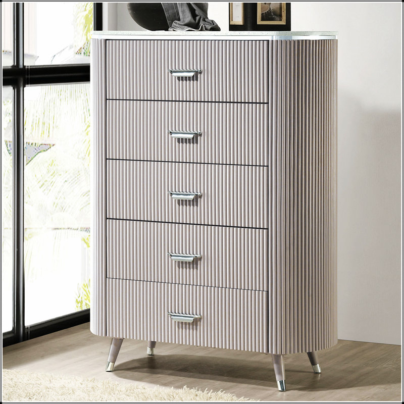 Commode unique de style contemporain avec plateau en pierre de culture, tiroirs en queue d'aronde, poignées chromées et pieds en angle au fini gris clair