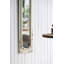 Grand miroir de plancher arqué avec cadre en bois blanc vieilli, parfait pour les intérieurs rustiques et traditionnels, et pour rehausser l'espace.