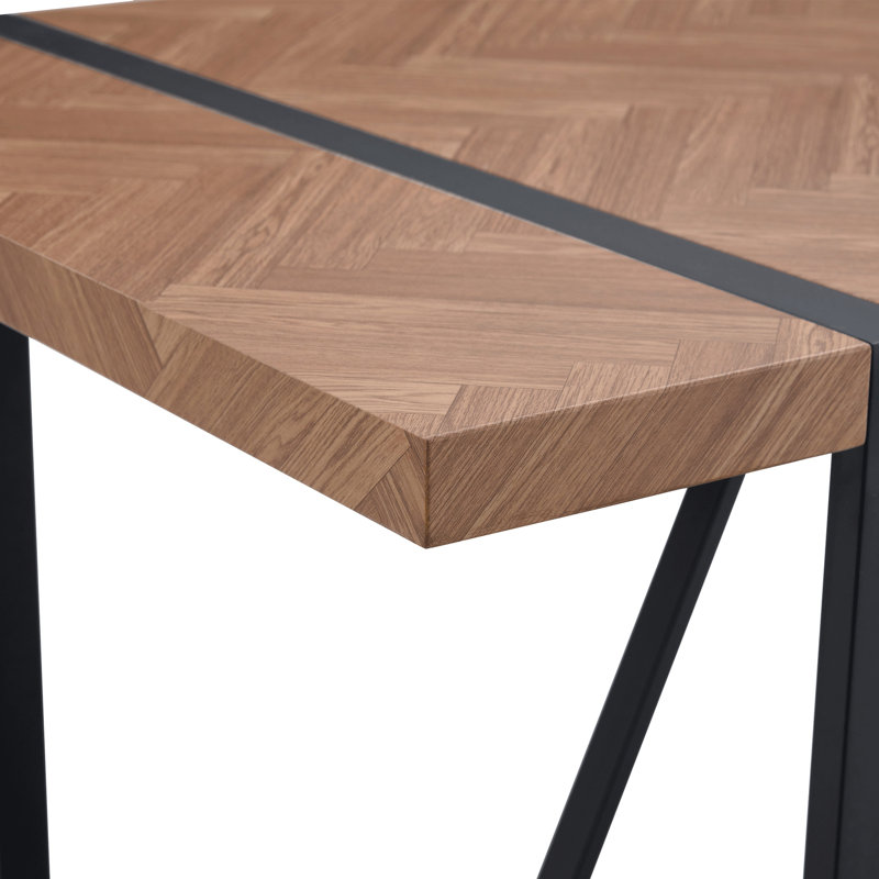 Une table de salle à manger rectangulaire rétro minimaliste avec un dessus spécialement texturé et des pieds en métal noir. Table contemporaine en bois aggloméré minimaliste texturé.