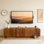 Console de télévision de style Mid-Century 58 po avec design unique à spirale ondulée, armoire de rangement et 2 tiroirs pour une vie moderne