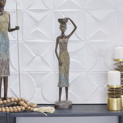 Sculpture éclectique debout en Afrique