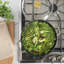 Casserole en fonte émaillée Sur La Table avec couvercle en verre allant au four et batterie de cuisine four à table-122870826