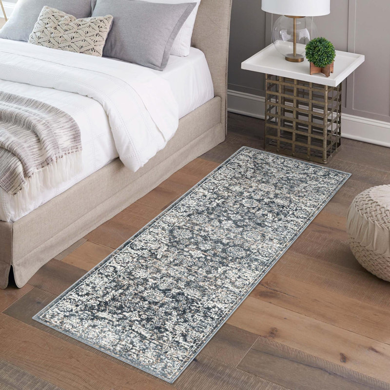 Tapis beige et bleu marine Country & Floral Antwanae, Tapis de couloir 2 pi 2 po x 6 pi 1 po