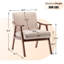 Chaise de couleur chameau pour structure principale en bois massif avec revêtement en tissu doux et attrait moderne-579982483