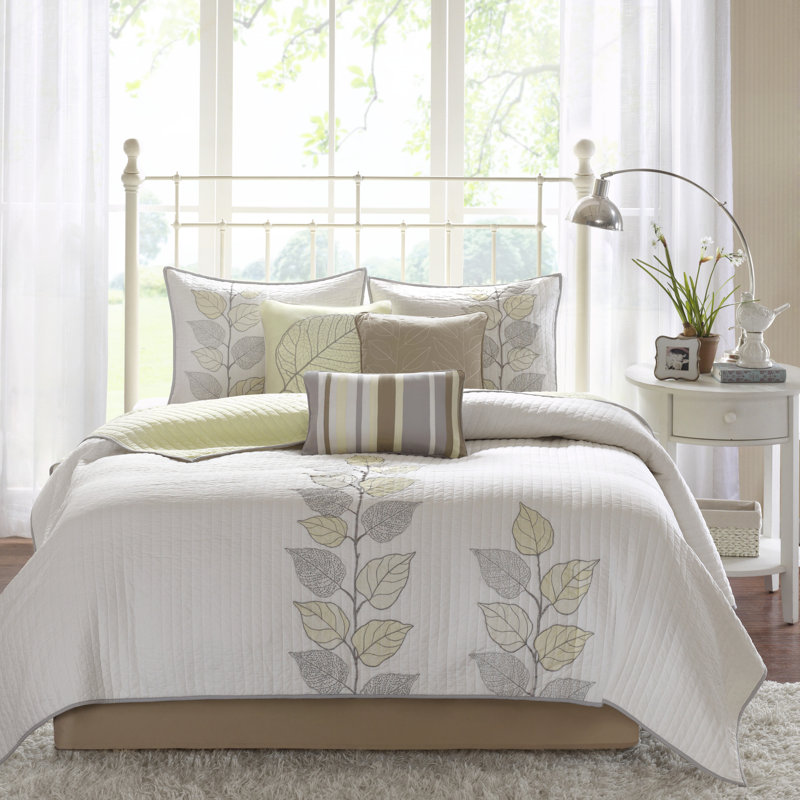 Ensemble de courtepointe brodée de six articles avec coussins décoratifs, Couvre-lit double / grand + 2 taies décoratives s