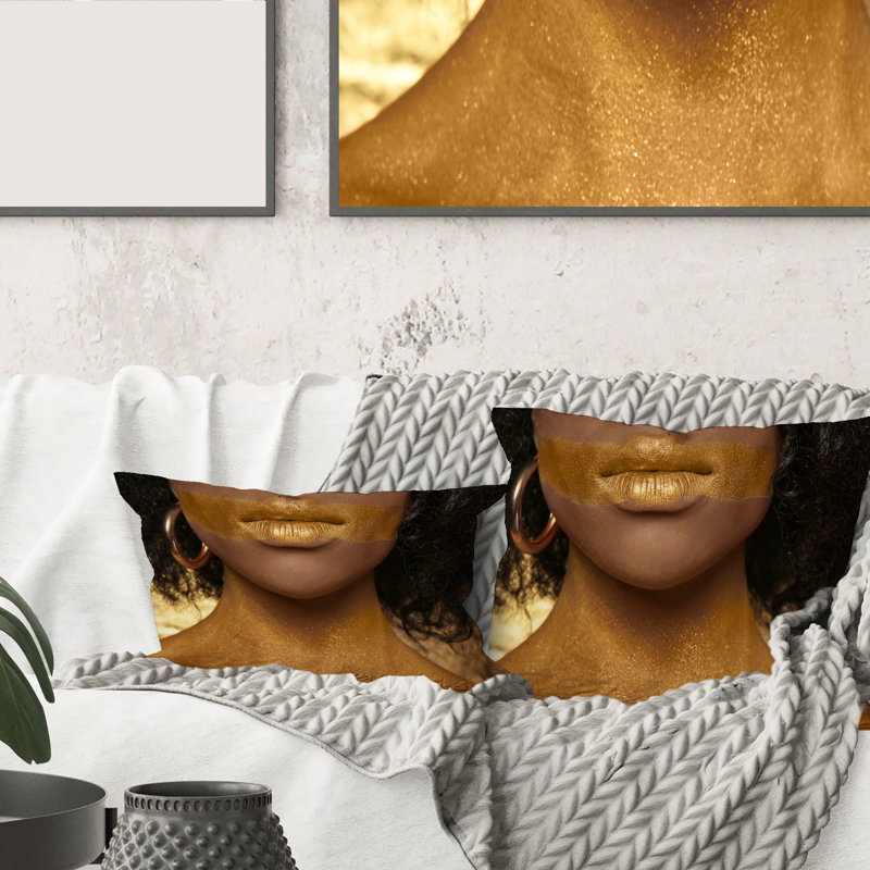 Femme afro-américaine avec housse de coussin carrée et insert, 18" x 18"