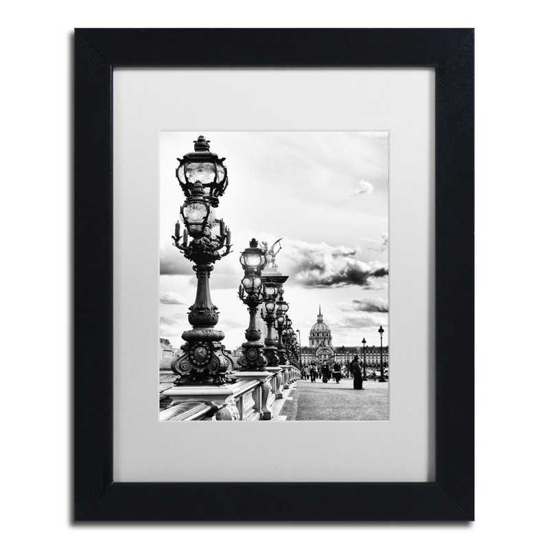 Dreaming de paris, reproduction de photo encadrée, H 14 po x l 11 po x P 0,5 po, Cadre brun, Blanc