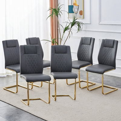 Livré avec des sièges rembourrés en similicuir et des chaises de salon