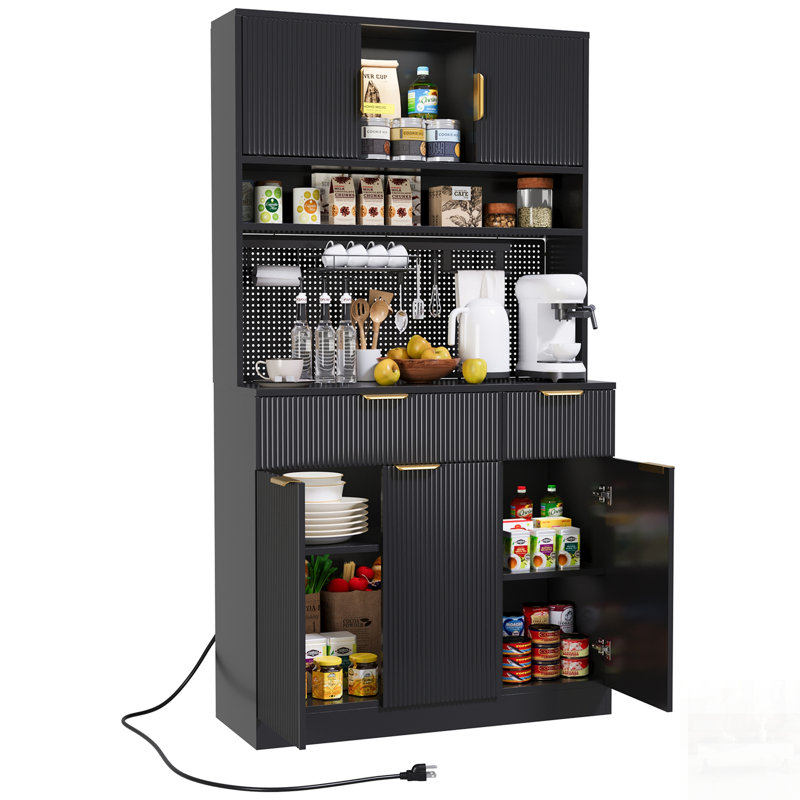 Spacieux garde-manger cannelé en bois avec rangement, station de charge et panneau perforé personnalisable pour une vie moderne