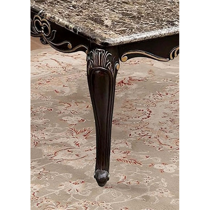 Table de bout carrée avec plateau en marbre, pieds en cabriole et détails incurvés dans un style transitionnel