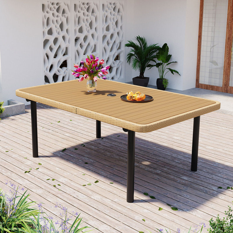 Table de salle à manger d'extérieur 59 ", plateau de table en polywood avec trou pour parasol, pieds en fer, table de salle à manger rectangulaire pour le jardin, la cour arrière, le porche