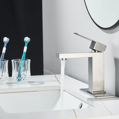 Robinet de lavabo Mosson en nickel brossé avec plaque de montage carrée de 15 cm et bonde escamotable