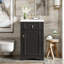 Meuble-lavabo de salle de bain avec lavabo en céramique et support de rangement fixé à la porte-110535106