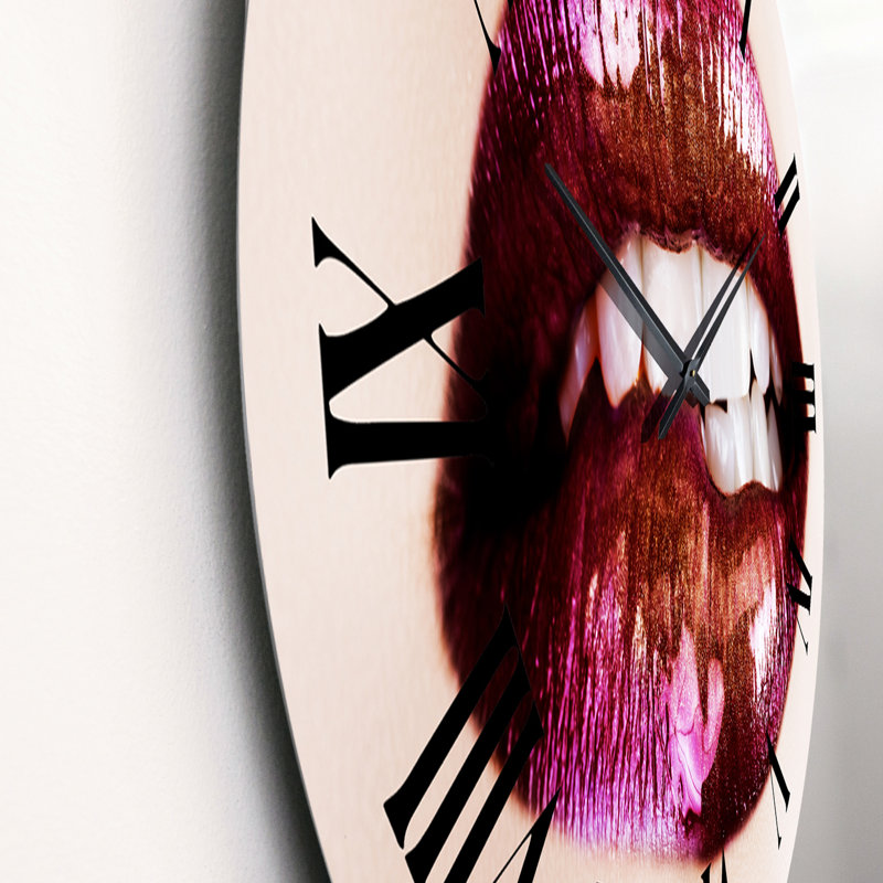 Gros plan sur des lèvres mauves - horloge murale moderne, Surdimensionné