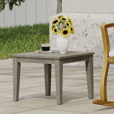 Table d'appoint durable en bois d'acacia avec une conception discrète, parfaite pour les espaces extérieurs compacts et les décors modernes.