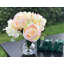 Hortensia artificielle et rose en vase
