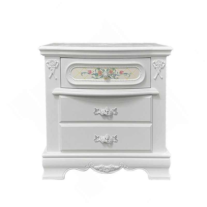 Charmante table de chevet traditionnelle avec deux tiroirs, combinant des éléments classiques et fantaisistes pour une ambiance de chambre à coucher de princesse