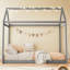 Lit simple en bois, gris