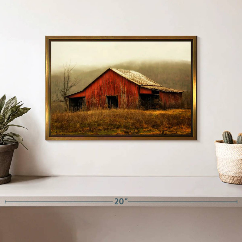 Skylight Barn dans le brouillard, Cadre flottant doré, 13 po x 9 po