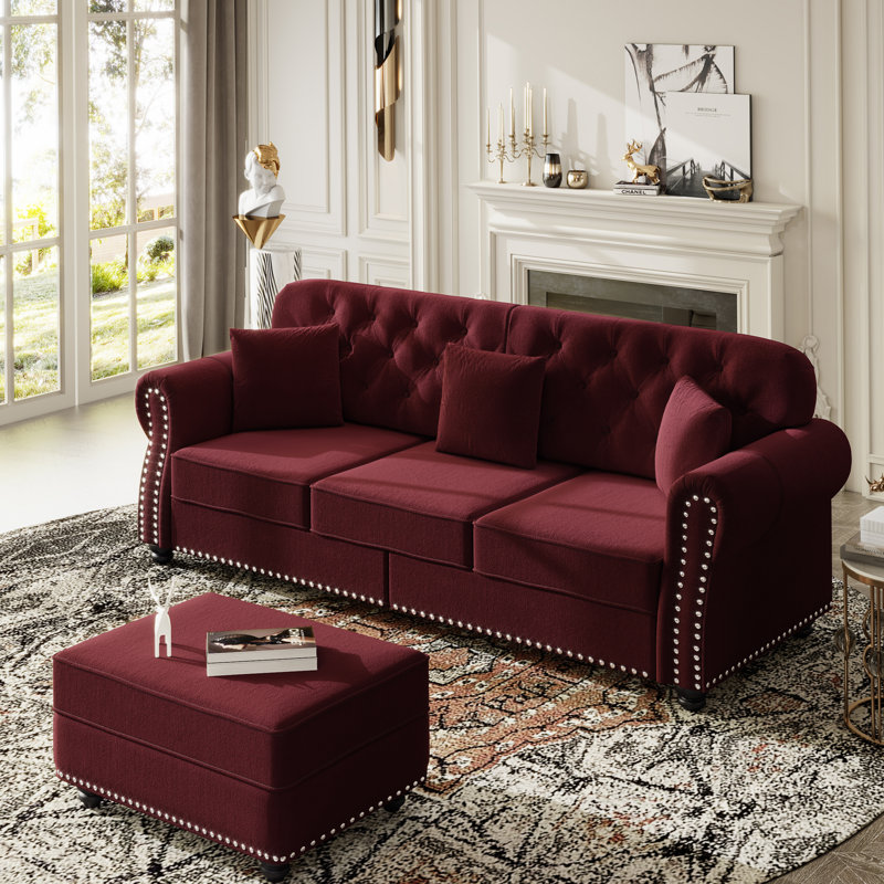 Canapé Chesterfield de style Mid-Century moderne en velours avec garniture cloutée, accoudoirs roulés et 3 coussins, bourgogne
