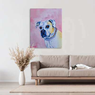 Chien regardant sur toile rose, design par Tatiana Roberts