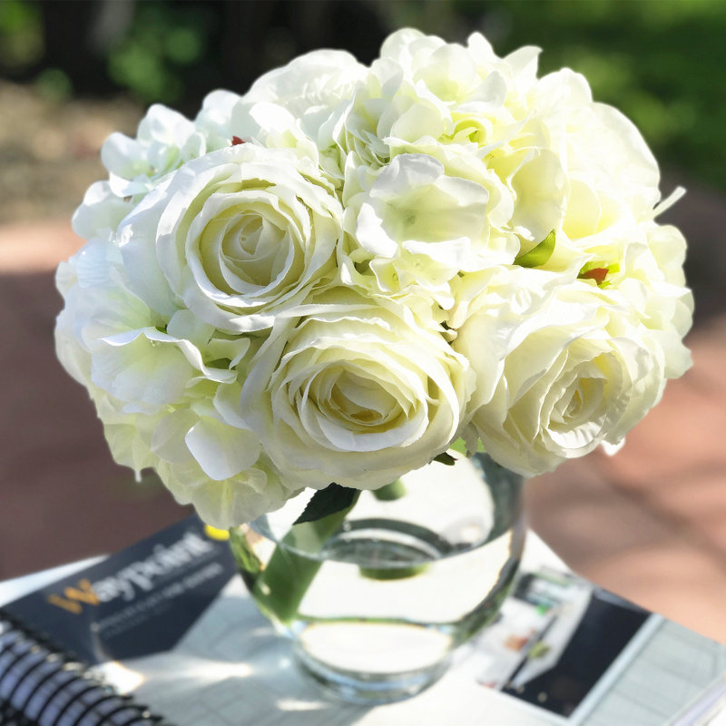 Arrangement floral de roses artificielles et d'hortensias dans un vase, Crème
