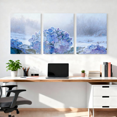 «Blue Hydrangea Winter Landscape», reproduction d'art sur toile tendue sur toile (ensemble de 3)