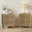 Table de chevet Mid-Modern en chêne avec grille et deux tiroirs