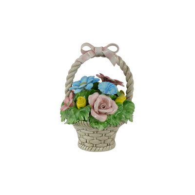 Arrangement de roses dans un panier