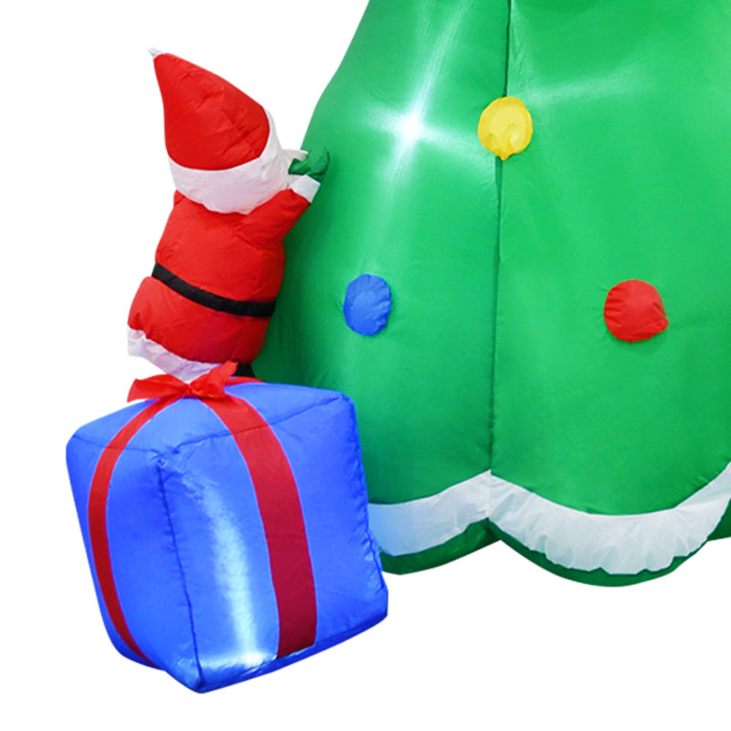 Père Noël grimpant à un arbre gonflable