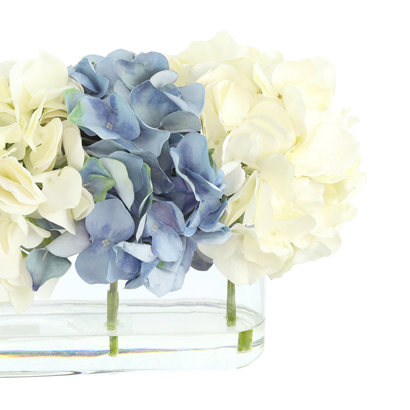Hortensias disposés dans un vase ovale, Blanc / bleu