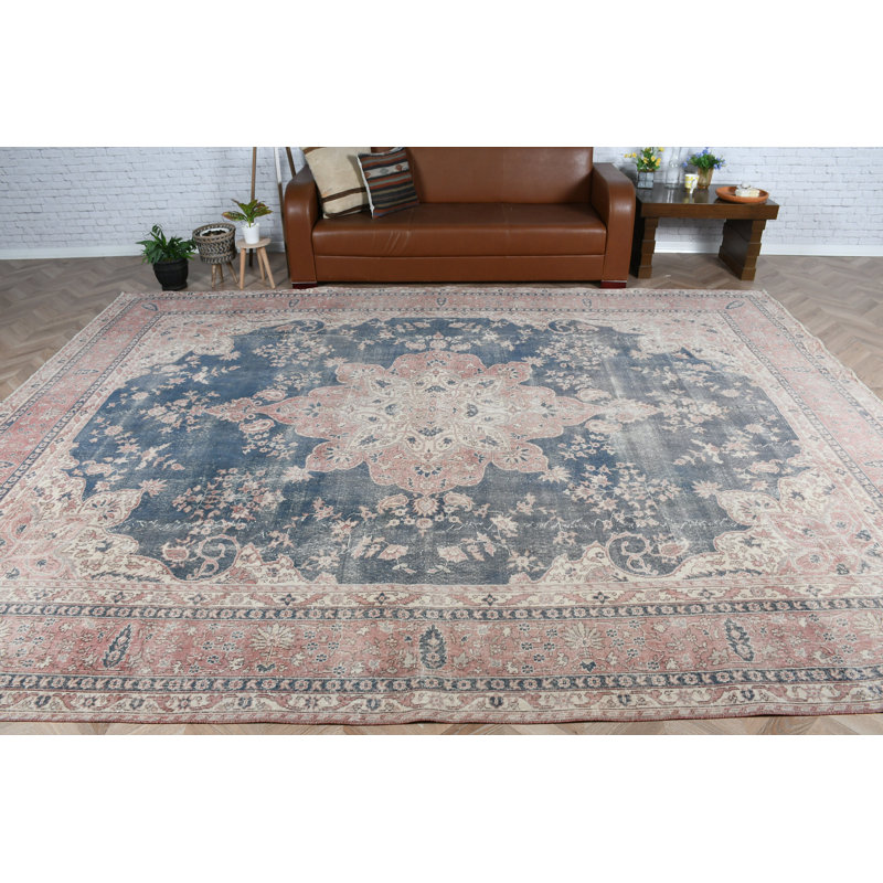Grand tapis turc rétro fait à la main dans un élégant motif floral bleu et rouille pour un décor traditionnel