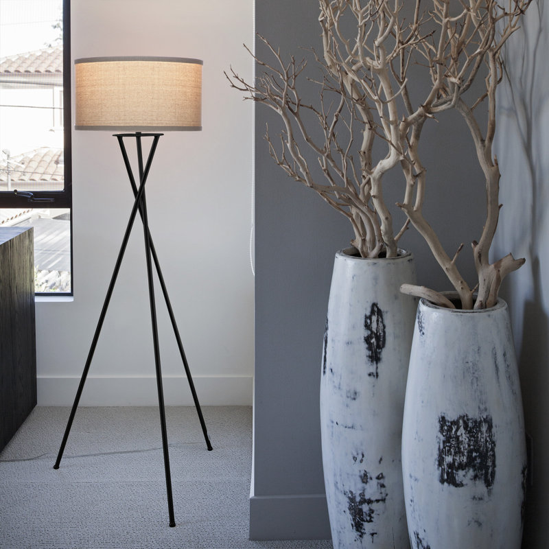 Lampe sur pied à DEL écoénergétique moderne de 60 po avec abat-jour tambour en tissu brun clair et pieds de trépied noirs Jaxon