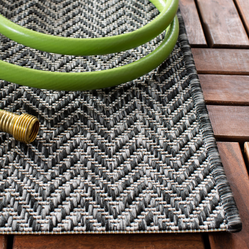 Avareigh Chevron Indoor / Outdoor Area Rug, Rectangle 122 x 170 cm