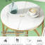 Table basse ronde, canapé élégant, table d'appoint élégante
