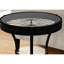 Table d'appoint de salon: verre trempé rond, métal noir, style transitionnel et surface de rangement en verre