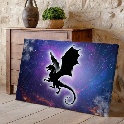 Toile, une majestueuse silhouette de dragon survole un vortex cosmique tourbillonnant, ses ailes déployées de façon spectaculaire contre une toile