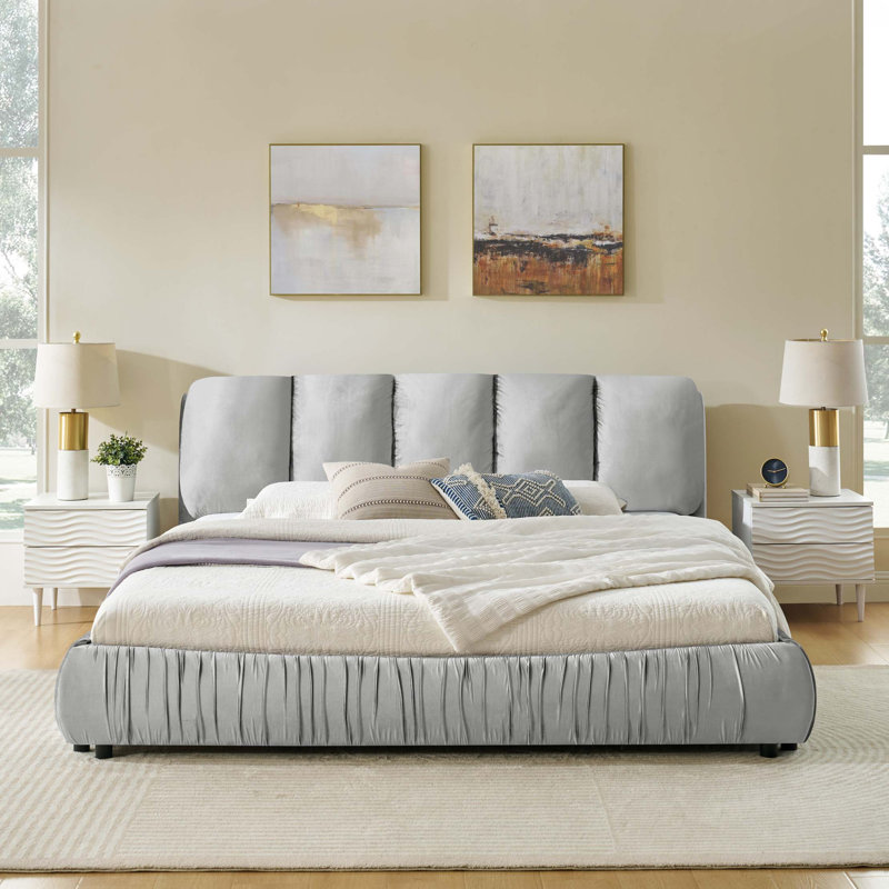 Cadre de lit moderne et minimaliste recouvert d'un tissu brillant, avec tête de lit segmentée en mousse compressée., Gris