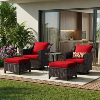 Ensemble de patio en osier 5 pièces 5 pièces avec 2 chaises pivotantes, 2 repose-pieds et table d'appoint, coussin rouge