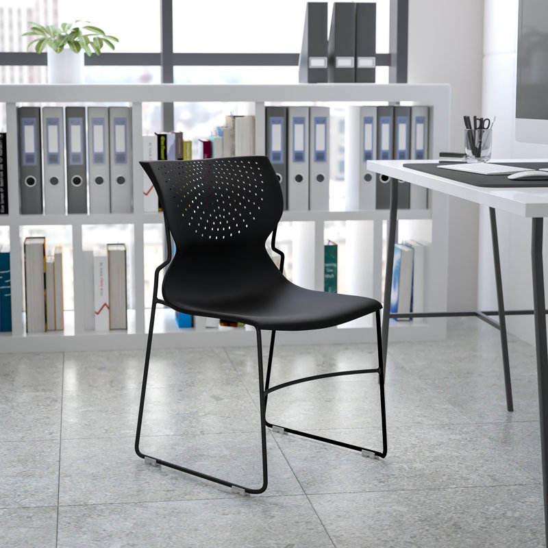 Chaise empilable à dossier plein avec structure thermolaquée Everleigh capacité 661 lb., Noir