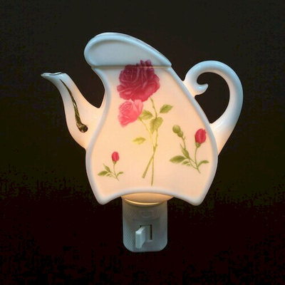 Roses sur une théière en forme de veilleuse