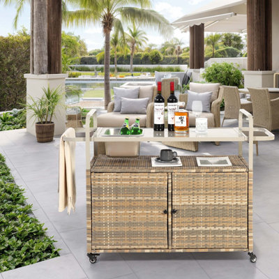 Table de bar d'extérieur, chariot de bar en osier avec armoire, chariot de service de patio avec plateau en acier, avec un seau à glace, roues verrouillables, panier latéral pour le jardin, la piscine et la cour