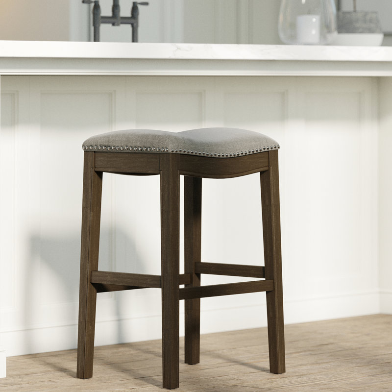 31 po Tabouret de bar H Saddle en bois patiné et tissu gris fumée pour la salle à manger
