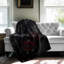 «Midnight Rose Embrace» - couverture en sherpa de qualité supérieure - reproduction d'art luxueuse-97195907